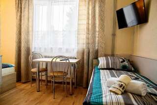Отели эконом-класса Dom Wycieczkowy SALUS Сандомир Двухместный номер с 2 отдельными кроватями и ванной комнатой-1