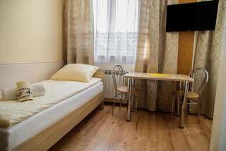 Отели эконом-класса Dom Wycieczkowy SALUS Сандомир Двухместный номер с 2 отдельными кроватями и ванной комнатой-3