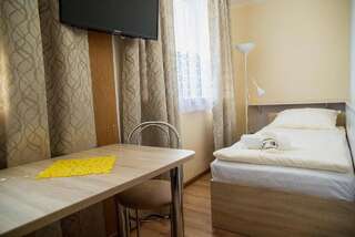 Отели эконом-класса Dom Wycieczkowy SALUS Сандомир Двухместный номер с 2 отдельными кроватями и ванной комнатой-4