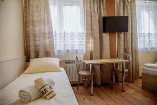Отели эконом-класса Dom Wycieczkowy SALUS Сандомир Двухместный номер с 2 отдельными кроватями и ванной комнатой-5